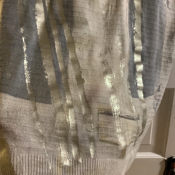 This is a gorgeous light EUC sweater - Picture 3 of 4